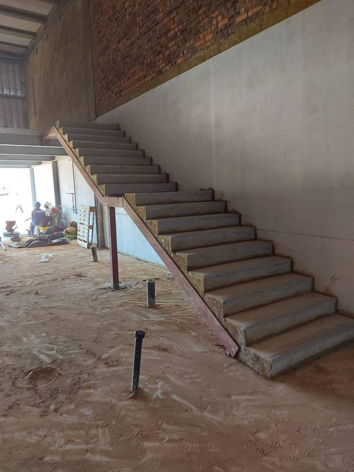 Floating precast staircase